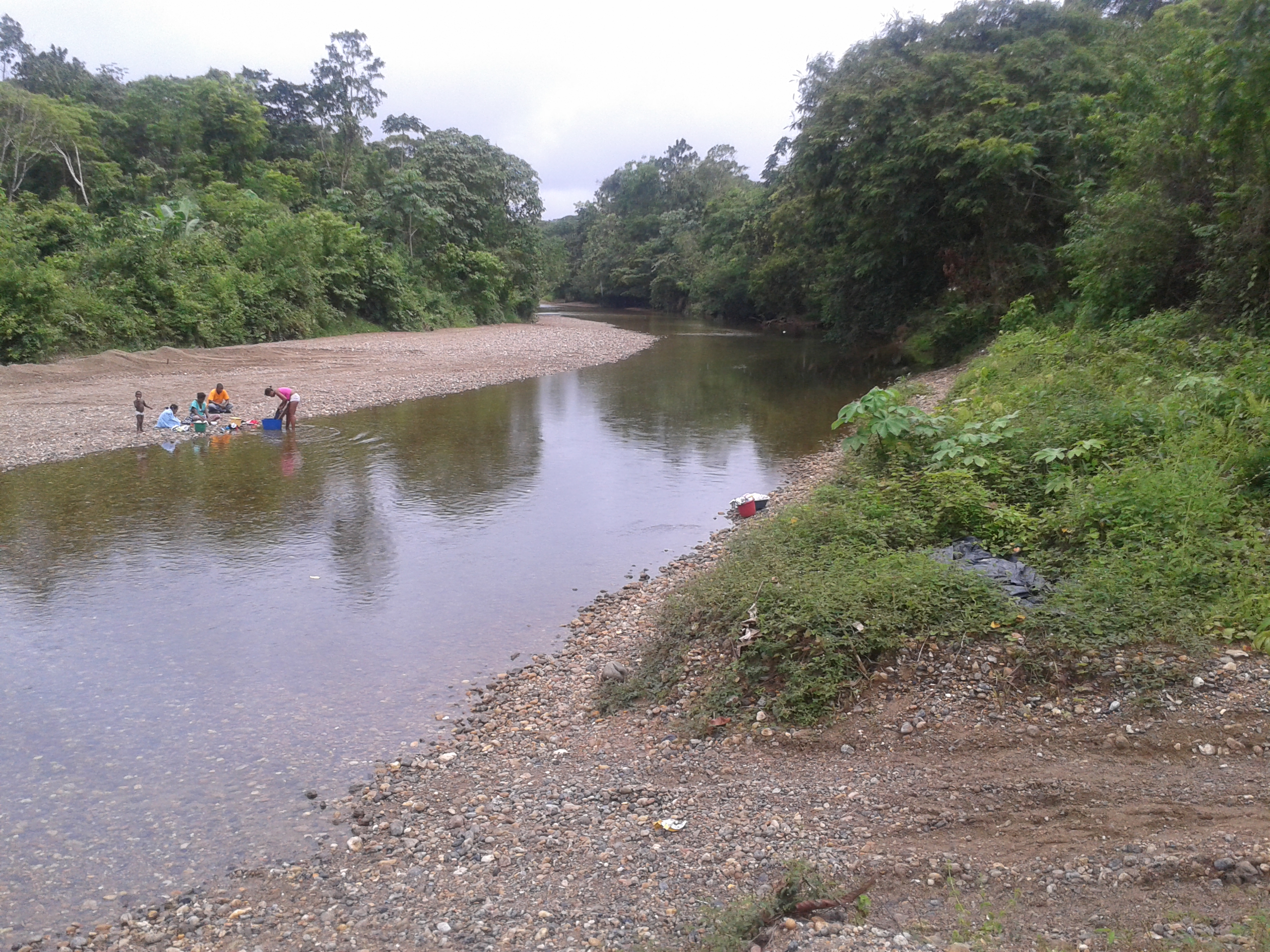 Edgar Antonio Lopez, Women washing clothes in Chocó (Colombia) before gold mining exploitation started