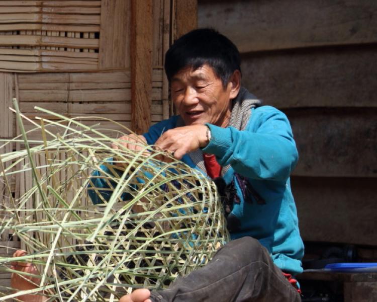Hrusso Aka basket-weavers